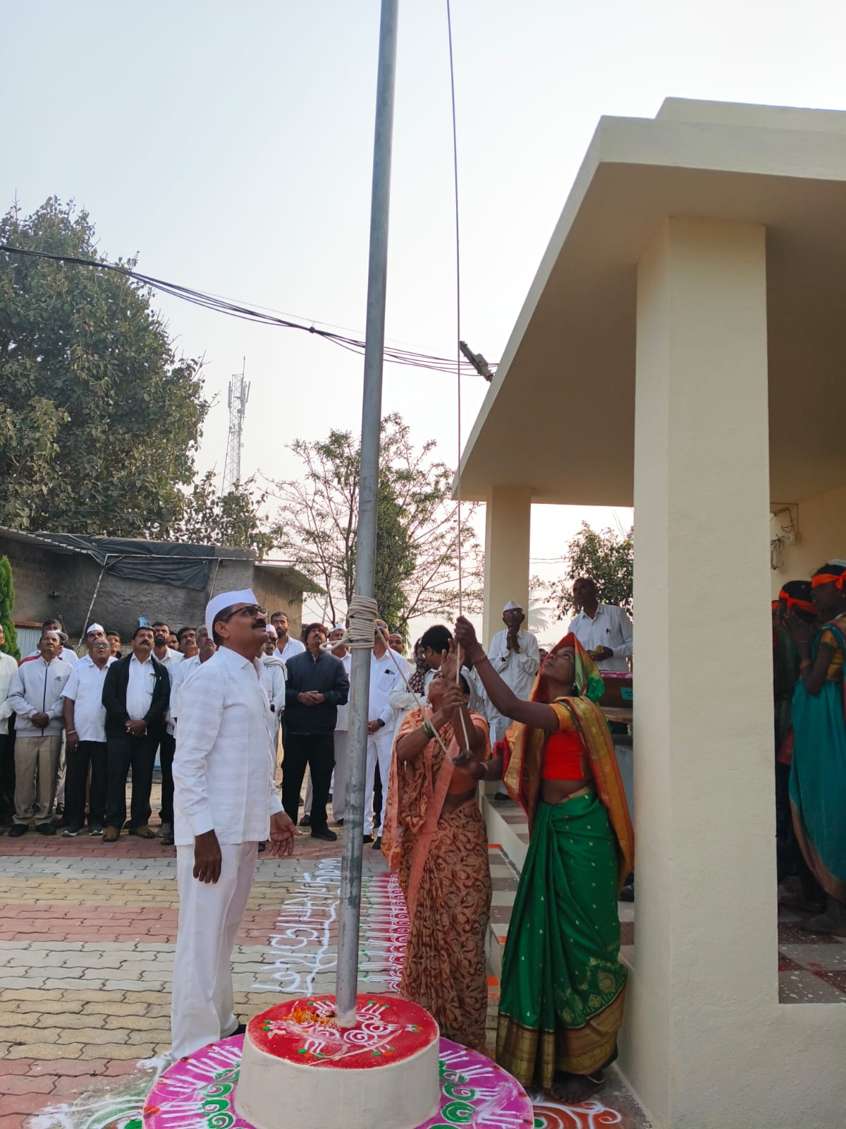 एकल महिला यांच्या हस्ते ध्वजारोहण