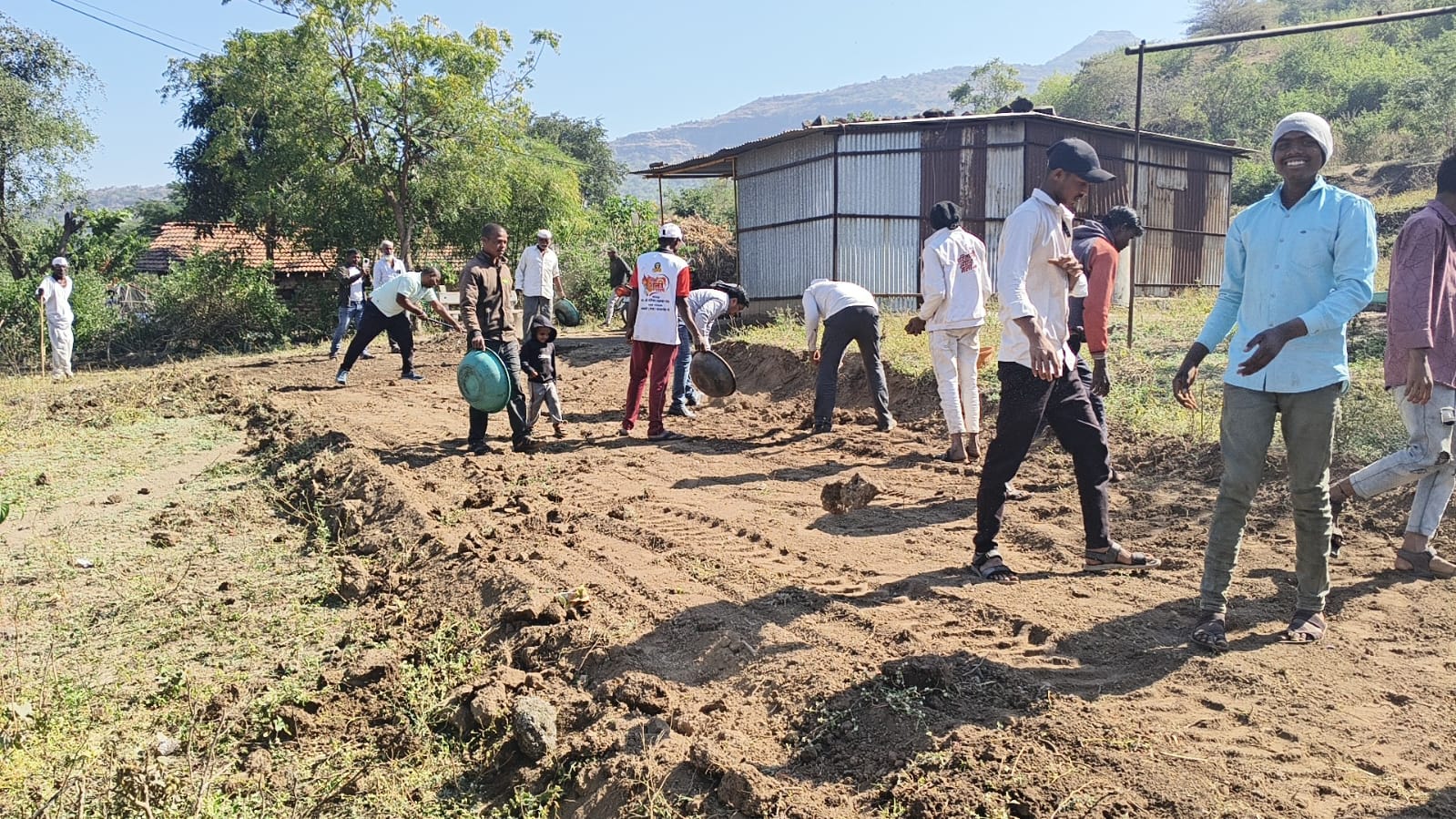 श्रमदान दानातून रस्ता तयार करणे
